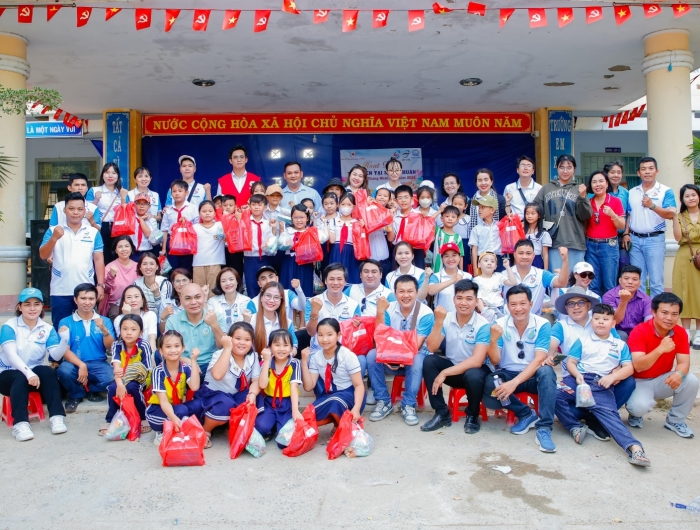 JBN: TỔ CHỨC TRAO QUÀ CHO HỌC SINH TẠI TRƯỜNG TIỂU HỌC MỸ NHƠN